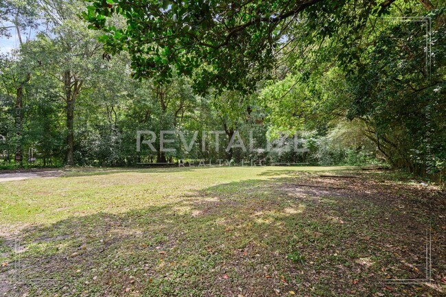 Building Photo - 2505 Robin Hood Dr