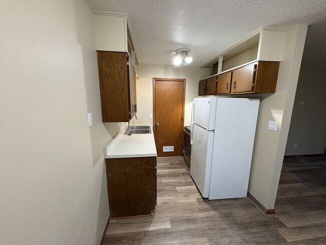 Building Photo - Available May 6th! Remodeled 1 bedroom unit