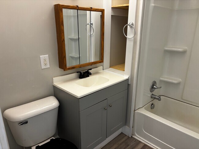 Building Photo - 129 Meachem Ave