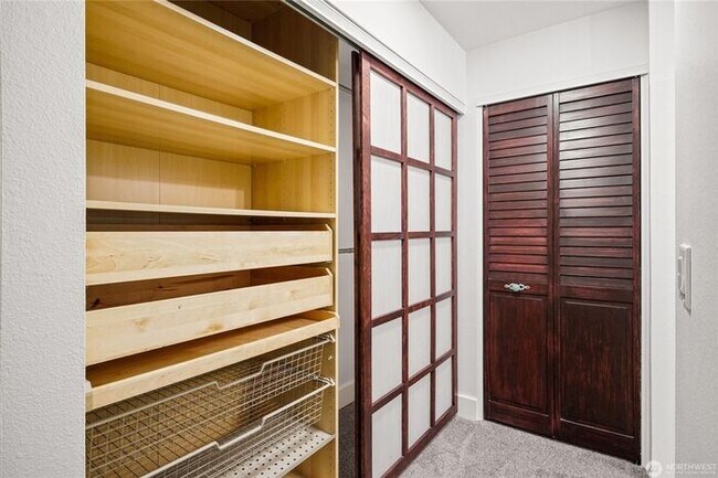 Building Photo - Spacious 2-Bedroom Ground Floor Condo with Private Yard in Kirkland