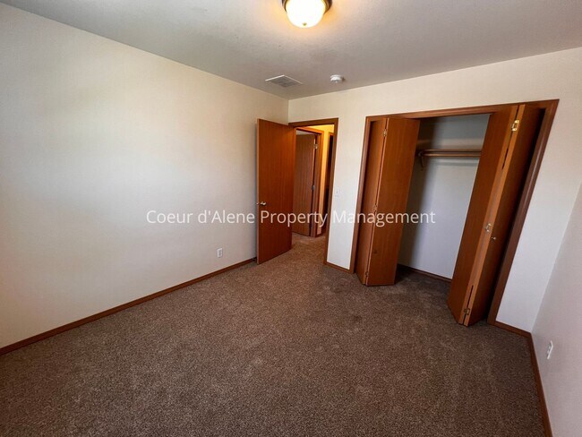 Building Photo - 4 bed house in Hawk's Nest!