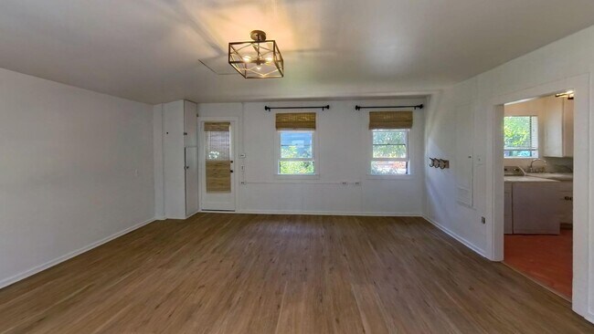 Building Photo - 630 Beverly Dr