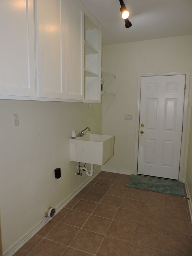 Building Photo - Just minutes to NAS Pensacola & Perdido Key