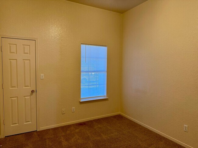 Building Photo - 2202 Amethyst Dr