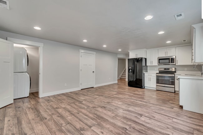 Building Photo - Spacious 6-Bedroom Home in the Heart of Vi...