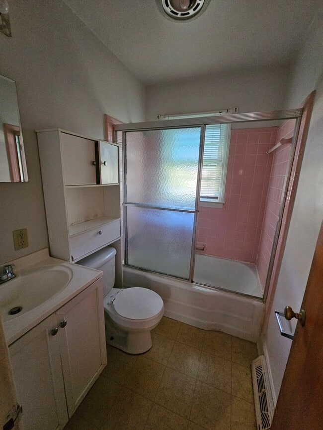 Building Photo - 3 BR near Parkside Park!