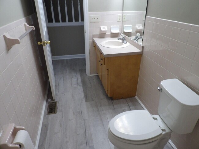 Building Photo - 244 Meadowview Dr