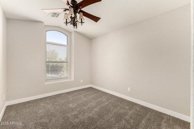 Building Photo - 911 E Lovegrass Dr