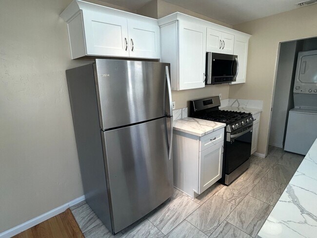 Building Photo - Bright & Sunny 3 Bed, 2 Bath Home – Just 4 Blocks from the Beach & Bay!