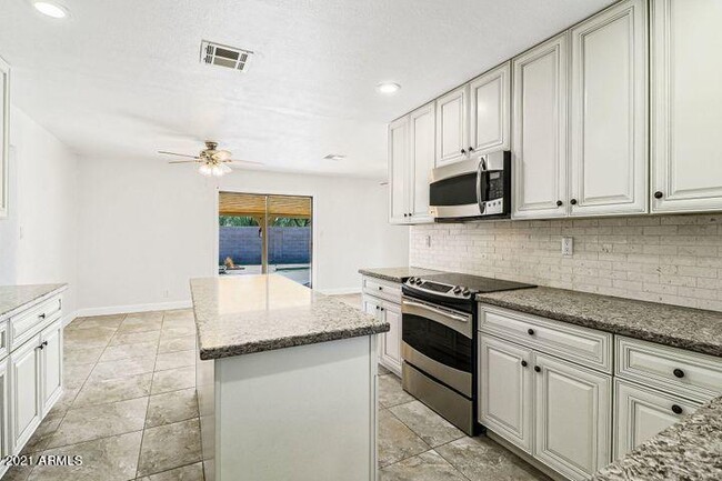 Building Photo - 6518 E Sunnyside Dr
