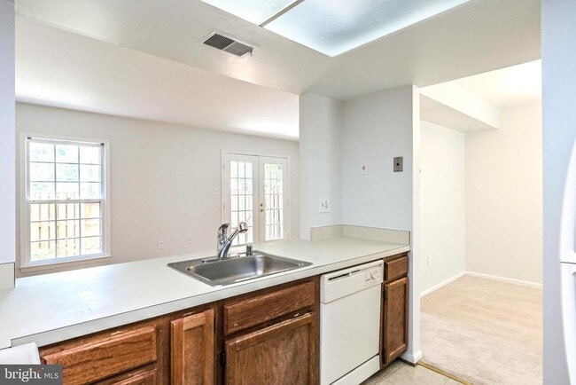 Building Photo - 2406 S Walter Reed Dr