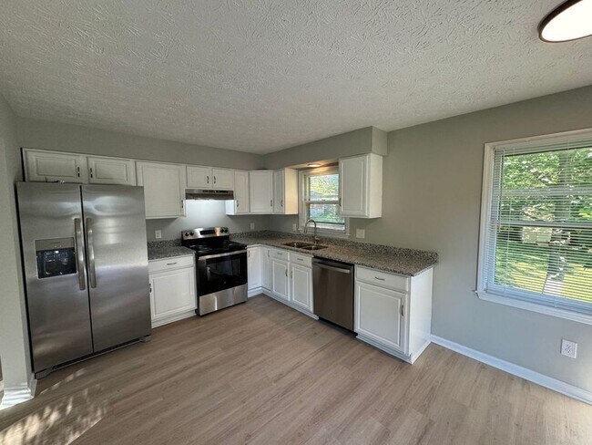 Building Photo - 105 Aster Pl