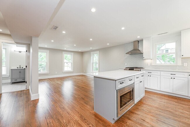 Building Photo - 52 Maple St