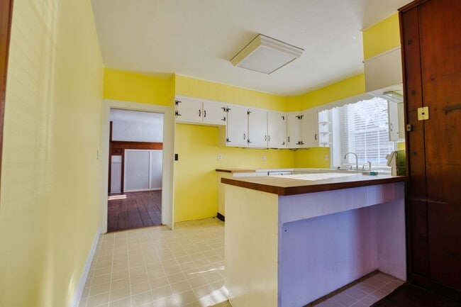 Building Photo - Beautiful 4 Bedroom Farm House