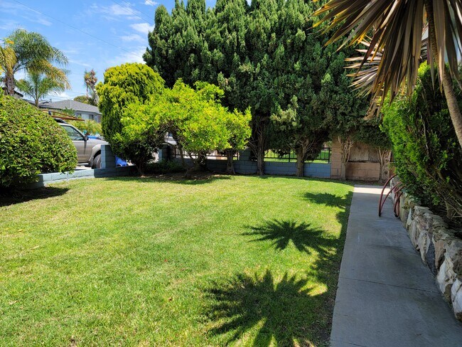 PRIVATE FRONT YARD - 2604 Graham Ave
