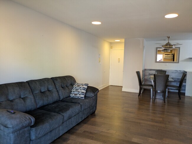 Building Photo - Newly Renovated 1-Bedroom Condo in the Hea...