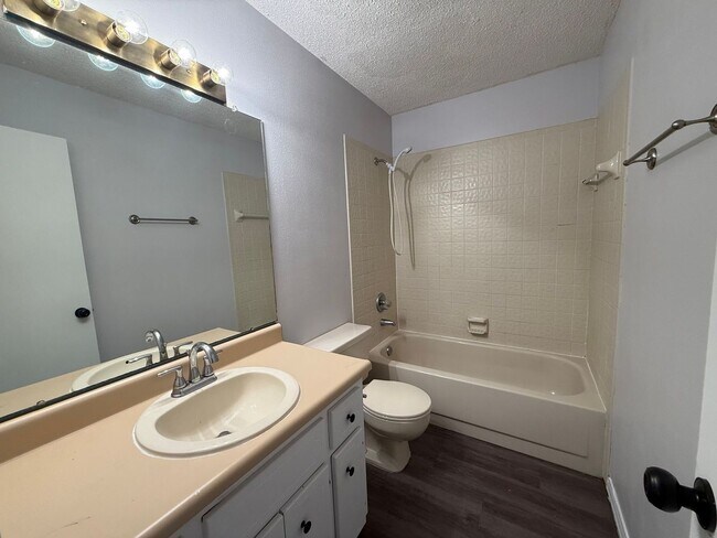 Building Photo - Gulf Breeze - Paradise Bay - 3 bedroom, 2 bathroom w/ lawn care included