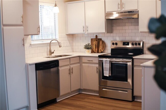 Building Photo - 830 Lone Star Dr