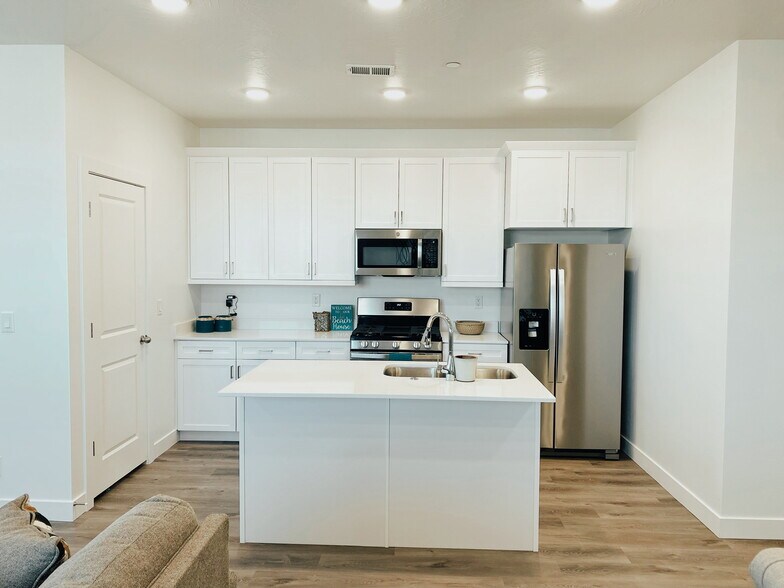 Building Photo - 5801 S Garnet Dr