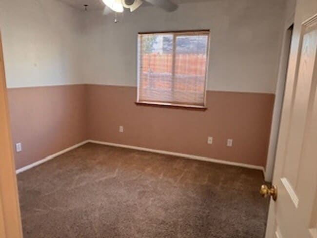 Building Photo - Corner lot in Golden Hills 3bdrm, 2 bath