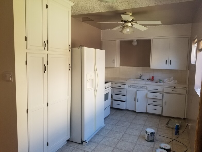 Building Photo - 729 E Providencia Ave