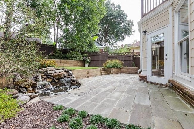 Building Photo - 1106 McLynn Ave NE