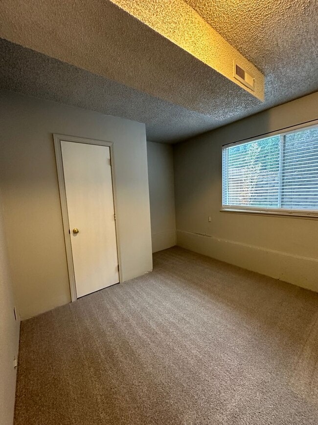 Building Photo - 336 Satus St