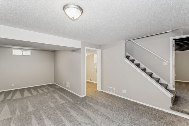 Building Photo - WEST Side Duplex for rent! Spacious 3 bed/2 bath duplex for rent