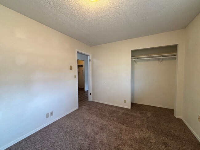 Building Photo - 98 Jackrabbit Ln