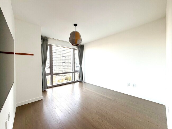 Building Photo - 75 Park Ln S