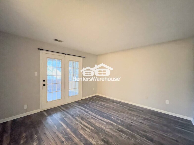 Building Photo - 2421 Sedgewick Dr