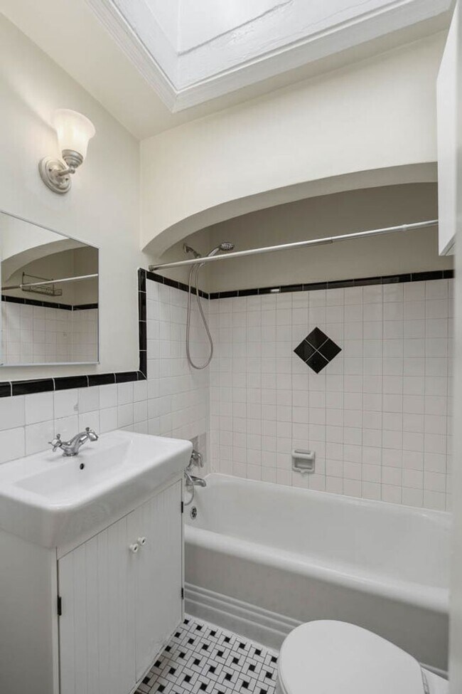 Building Photo - Capitol Hill Townhome | 3 Bed | 2 Bath | 1,350 Sf | Fenced-In Backyard