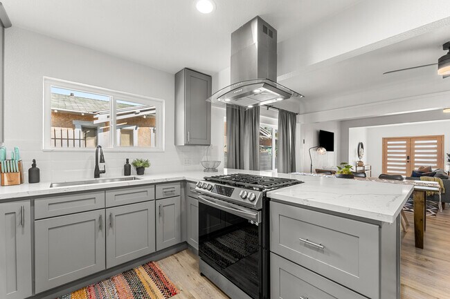 Building Photo - 623 W 42nd St