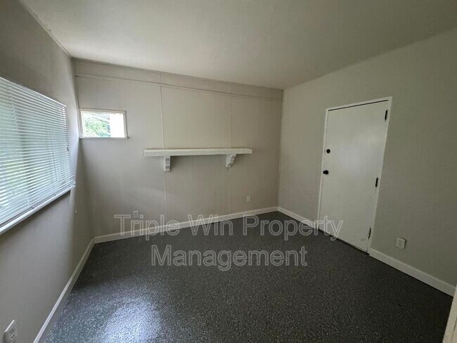 Building Photo - 10655 Hallwood Dr
