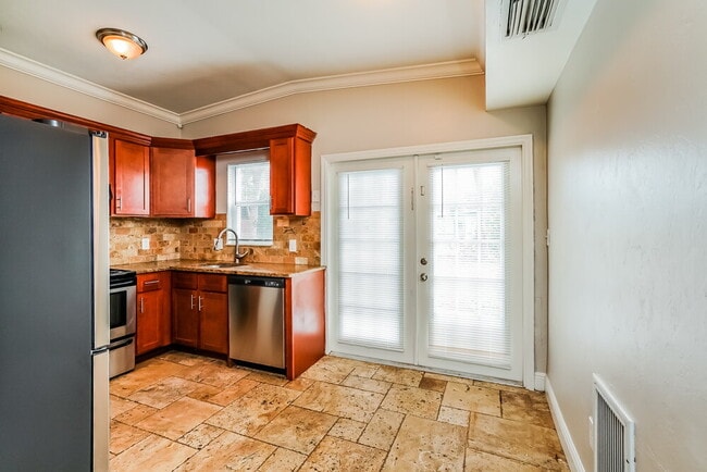 Building Photo - 1423 Brookhill Dr