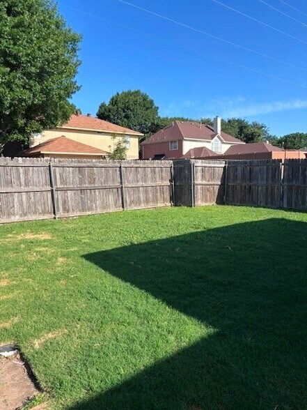 Building Photo - 1300 Rosewood Ln