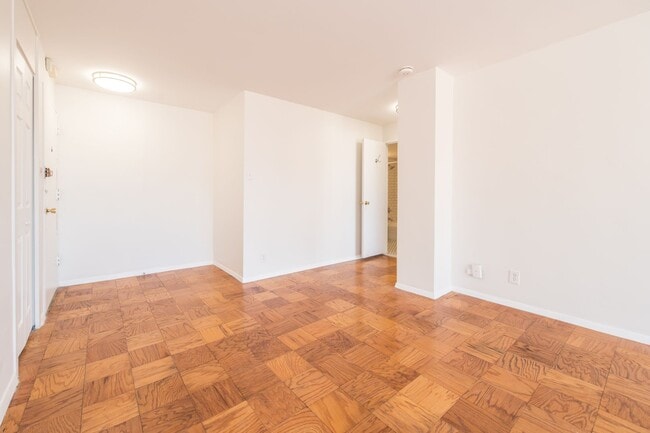 Building Photo - Spacious, Bright 1 Bed 1 Bath condo in prime location and close to Metro