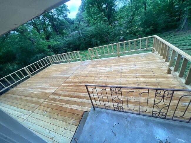 Building Photo - 2718 E Benwood Dr