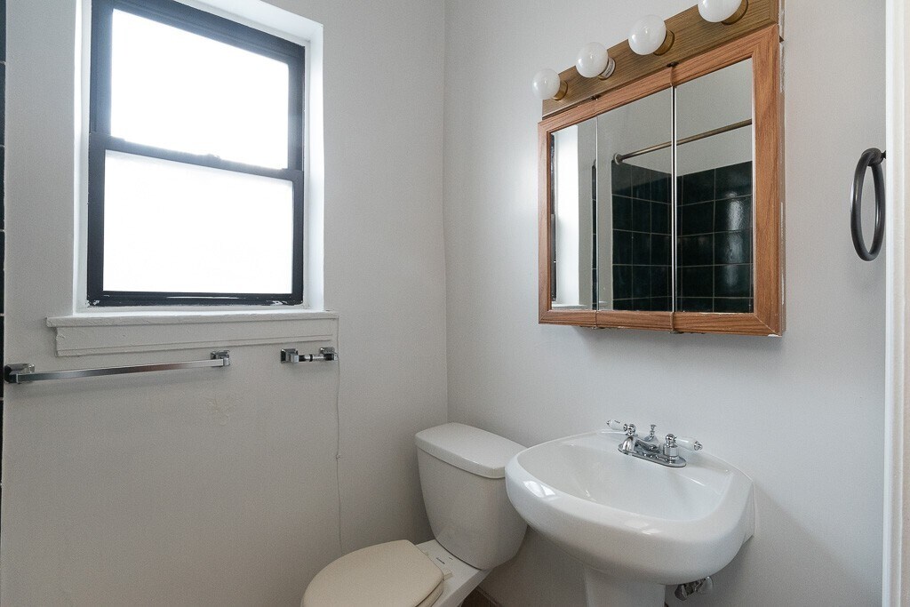 Building Photo - 4856 N Damen Ave