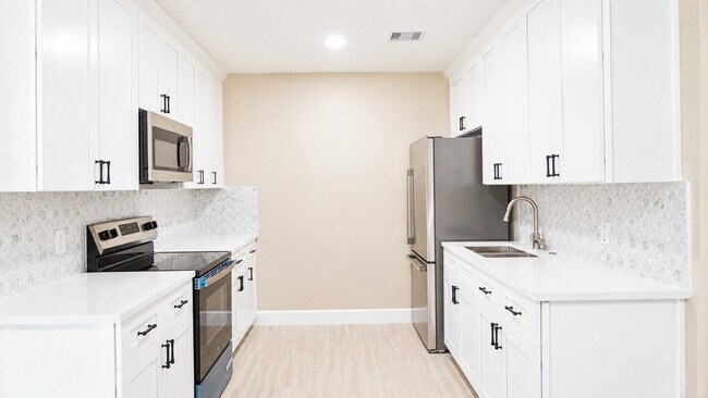Building Photo - 1206 Pinewood Ln