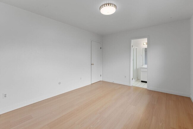 Building Photo - 5 Bedroom home with finished basement