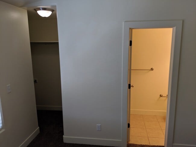 Building Photo - Desirable 2 bed, 2.5 bath Lincoln Park tow...