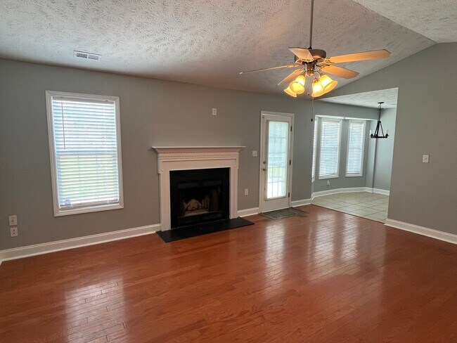 Building Photo - Charming 3 Bed, 2 Bath Plus Bonus Room in ...