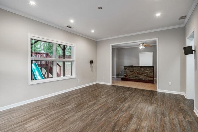 Building Photo - 3687 Vine Spgs