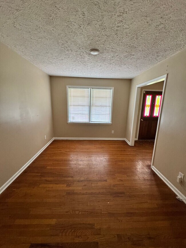 Building Photo - 4 Bed 2 Bath Brick House