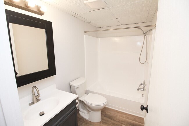 Building Photo - Renovated 2 Bed 1 Bath Apartment