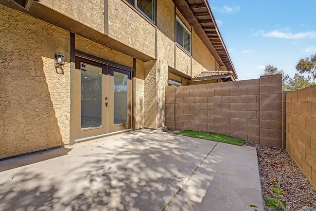 Building Photo - Remodeled 3BR End Unit Townhome in South Tempe | Private Yard + Covered Parking