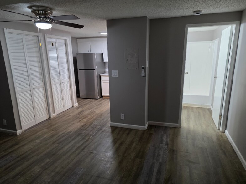 Building Photo - 734 N Country Acres Ave