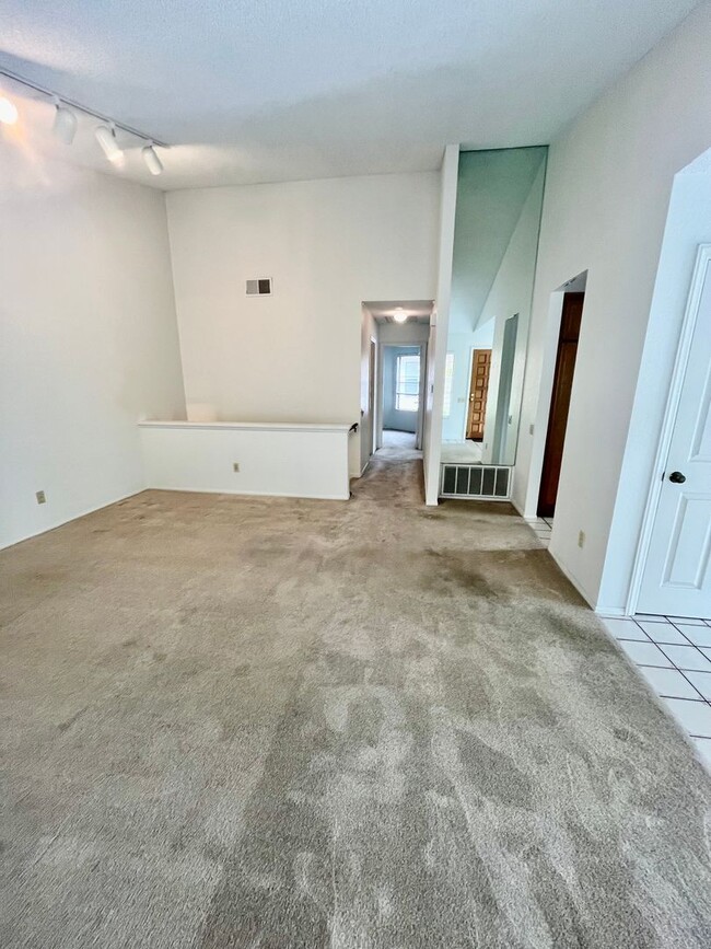Building Photo - HUGE 2BD/2BA CLAIREMONT CONDO W/ 2 CAR GARAGE - ONLY $3,295/MONTH