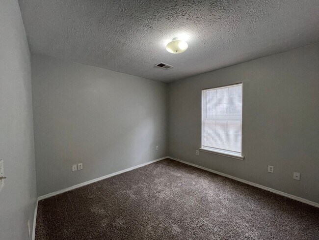 Building Photo - 105 Garden Cir